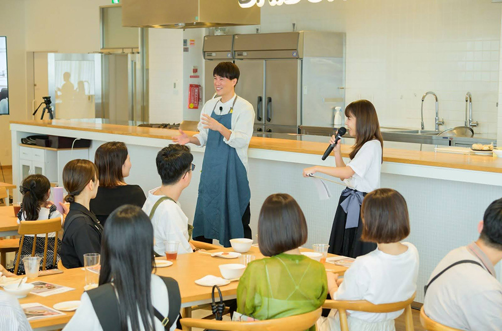 子どもと一緒に料理をするイメージがわく！コウケンテツさんに教わる「休日かぞくごはん」＆「防災レシピ」｜開催レポート